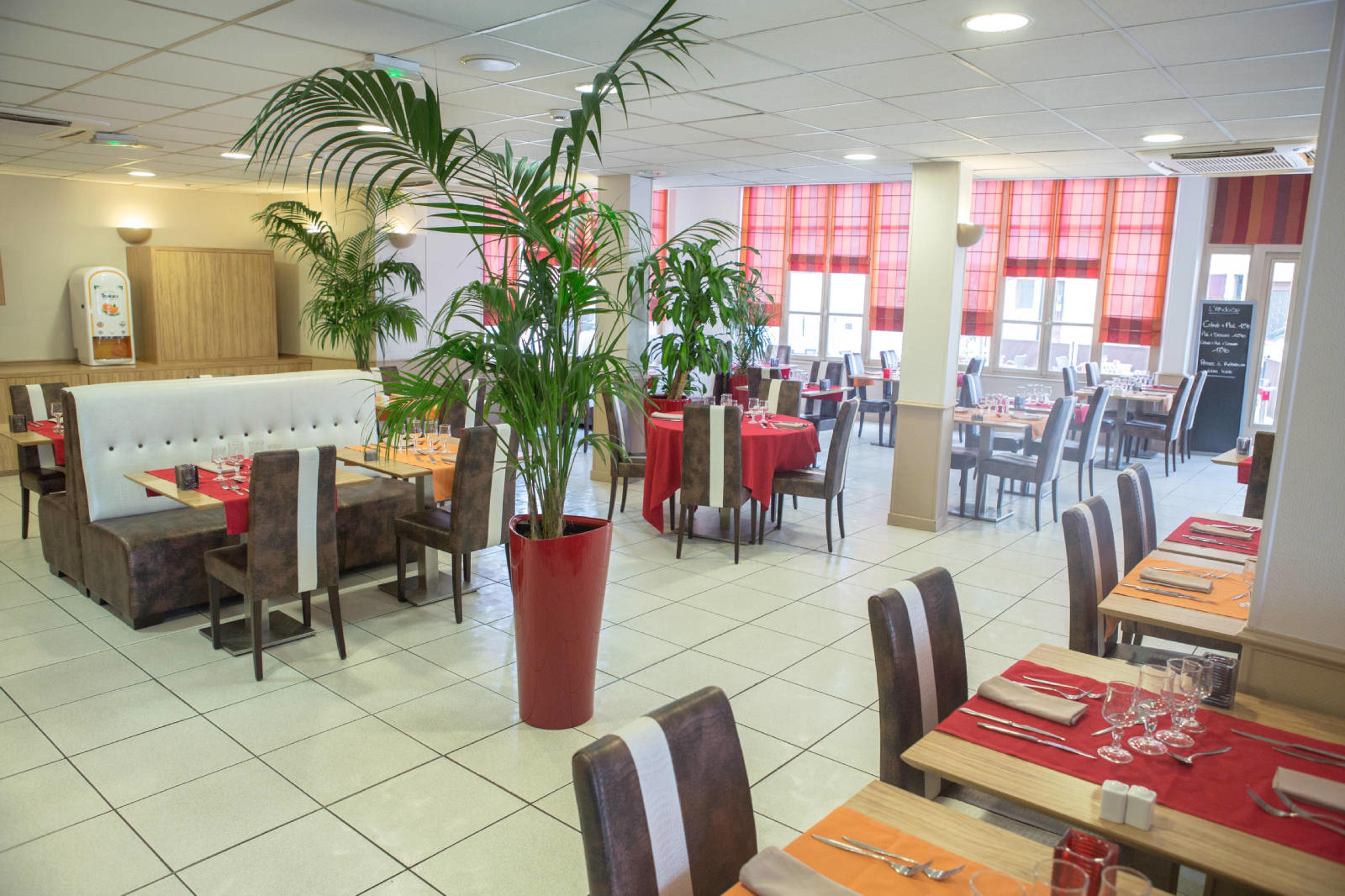 Hotel Kyriad Centre - & Restaurant & Bar - La Galerie D'art Des Princes - Provence Alpes Cote D'azur - France - Proche A7-a9 - Exit21- Chateauneuf-du-pape Avignon Bollene Nimes