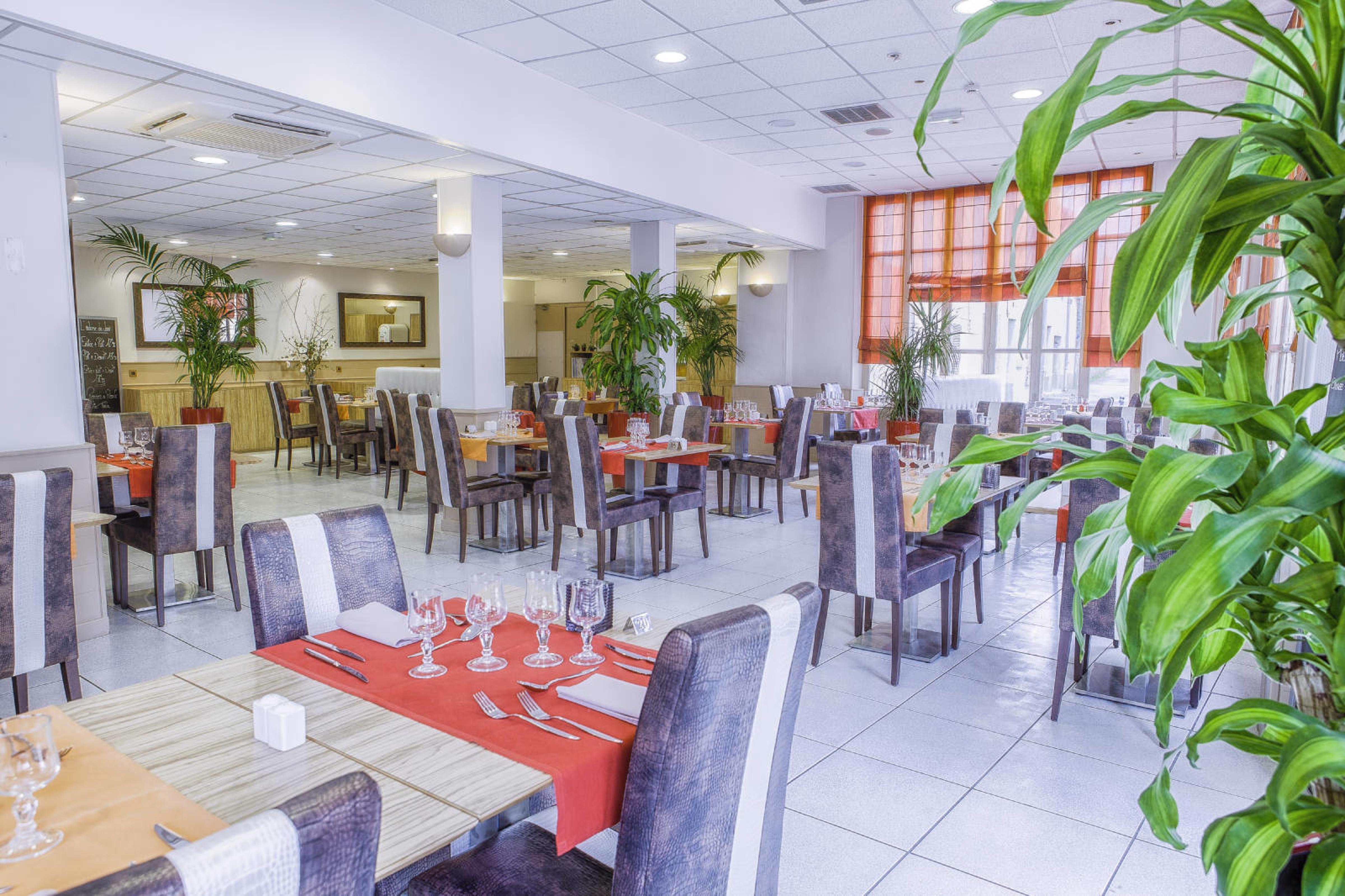 Kyriad Centre - & Restaurant & Bar - La Galerie D'art Des Princes - Provence Alpes Cote D'azur - France - Proche A7-a9 - Exit21- Chateauneuf-du-pape Avignon Bollene Nimes Hotel