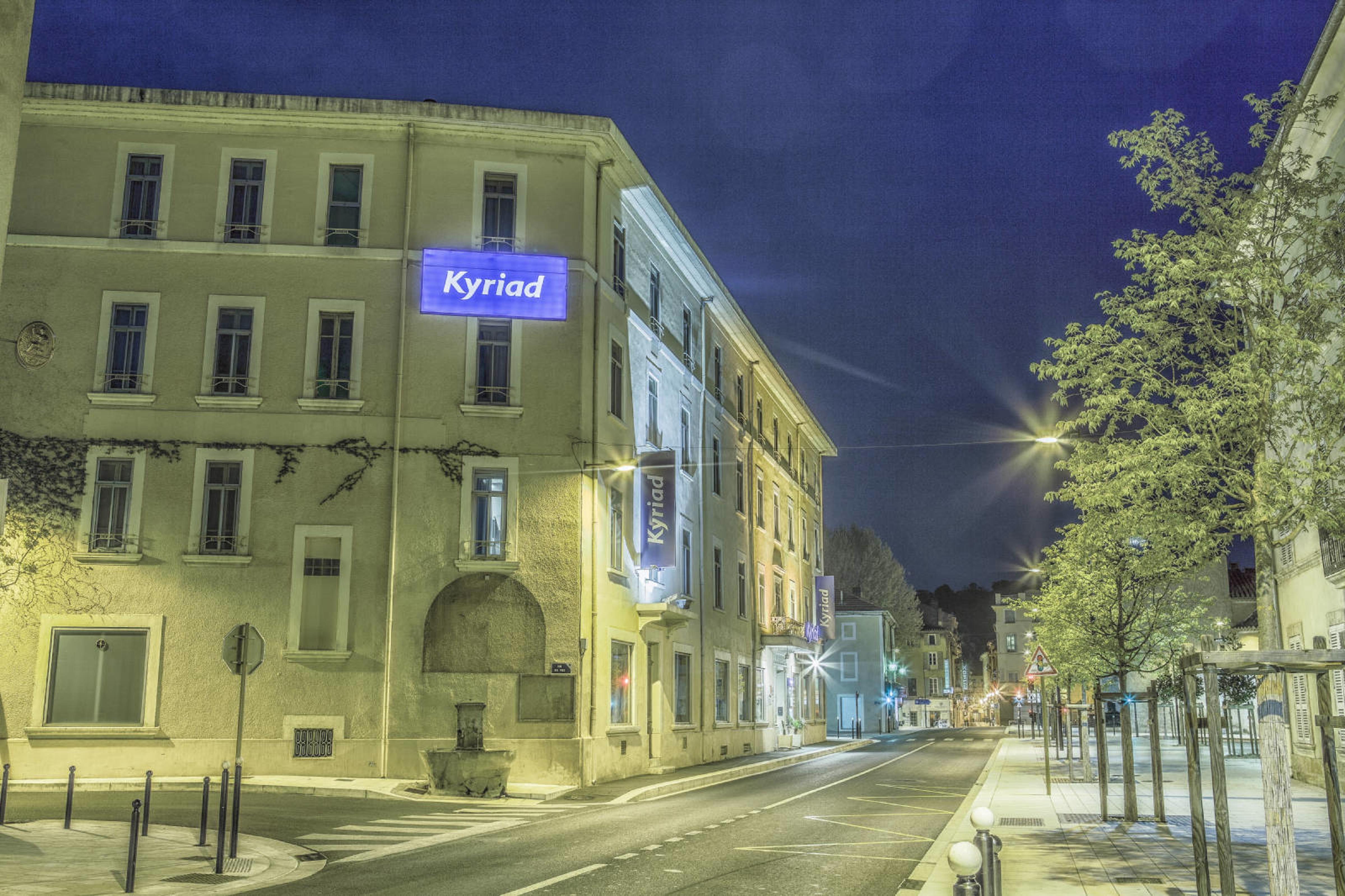 Kyriad Centre - & Restaurant & Bar - La Galerie D'art Des Princes - Provence Alpes Cote D'azur - France - Proche A7-a9 - Exit21- Chateauneuf-du-pape Avignon Bollene Nimes Hotel 3*