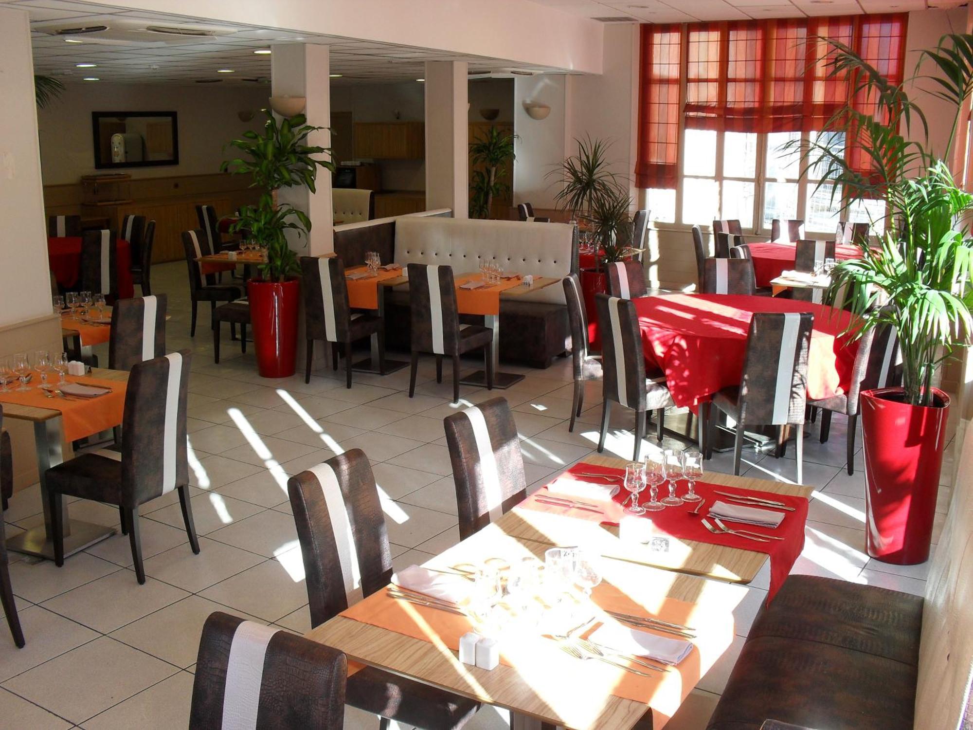 Hotel Kyriad Centre - & Restaurant & Bar - La Galerie D'art Des Princes - Provence Alpes Cote D'azur - France - Proche A7-a9 - Exit21- Chateauneuf-du-pape Avignon Bollene Nimes Orange (Vaucluse)