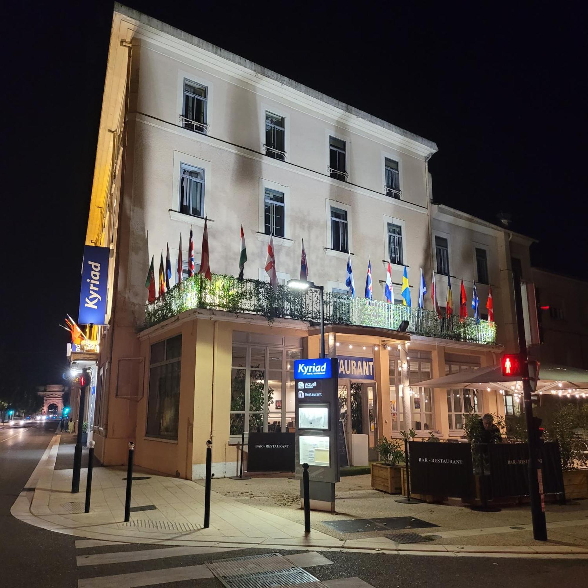 Hotel Kyriad Centre - & Restaurant & Bar - La Galerie D'art Des Princes - Provence Alpes Cote D'azur - France - Proche A7-a9 - Exit21- Chateauneuf-du-pape Avignon Bollene Nimes Orange (Vaucluse)
