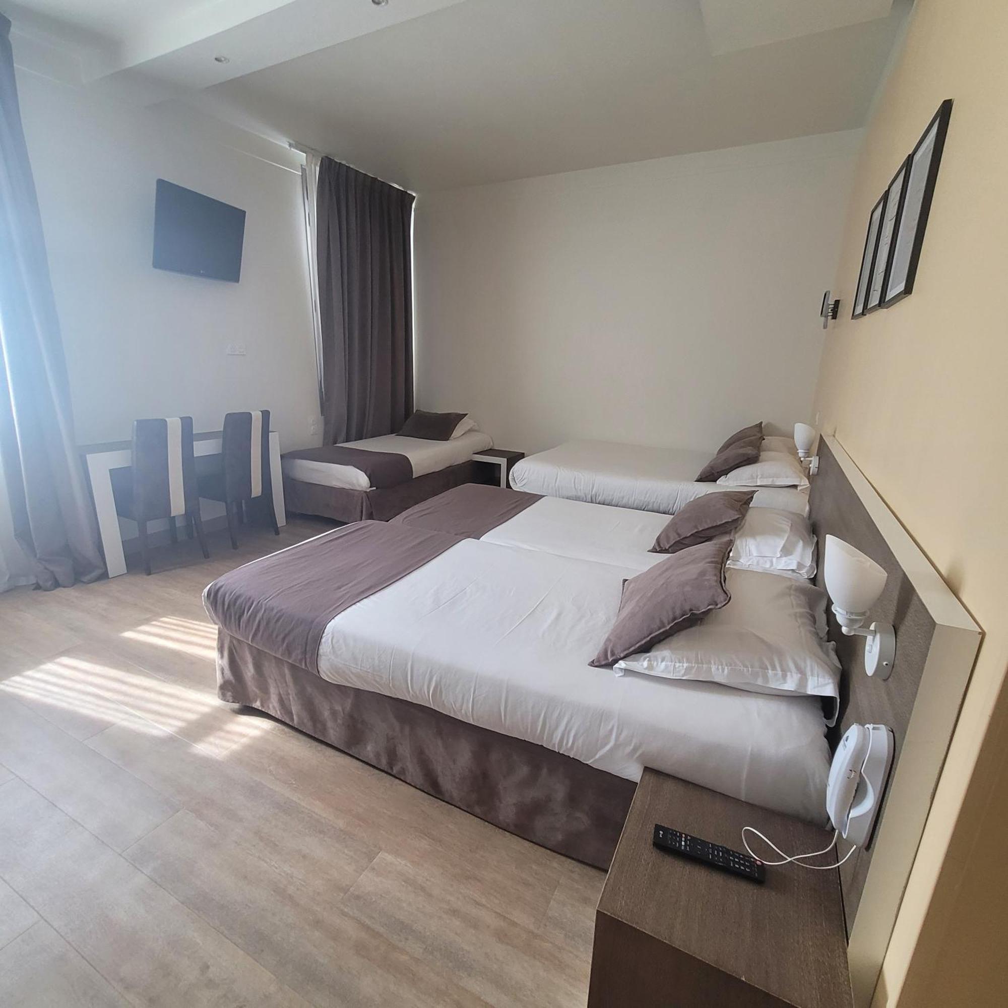 Hotel Kyriad Centre - & Restaurant & Bar - La Galerie D'art Des Princes - Provence Alpes Cote D'azur - France - Proche A7-a9 - Exit21- Chateauneuf-du-pape Avignon Bollene Nimes 3*